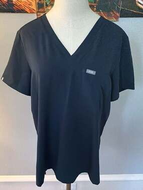FIGS Women's Catarina Scrub Top in Dark Harbor size L